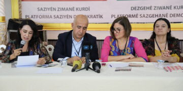 Komxebata Ziman didome: Divê hemû malbat bi zarokên xwe re bi Kurdî biaxivin