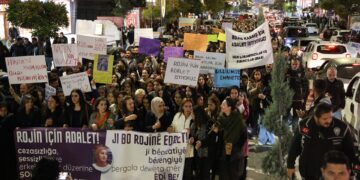 Li Wanê bi hezaran jin ji bo Rojîn Kabaîşê meşiya