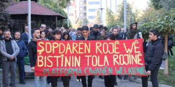 Ciwanên Wanê ber bi Amedê ve bi rê ketin: Her gav ji bo azadiya Rêber Apo ye