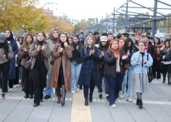 Rojnamegeran astengkirin û sansur protesto kirin