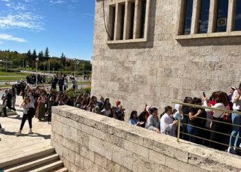 Jin bi dirûşman ketin Meclisê