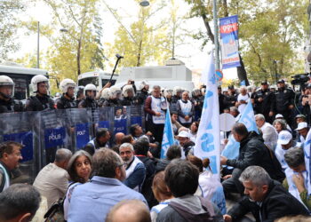 Meşvanên KESKê ku gihiştin Enqereyê dest bi çalakiya rûniştinê kirin| HATE NÛKIRIN