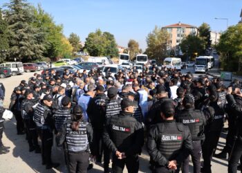 Endamên KESKê ku xwestin bimeşin ber Meclîsê hatin astengkirin