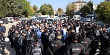 Endamên KESKê ku xwestin bimeşin ber Meclîsê hatin astengkirin