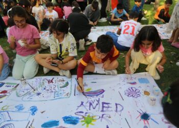 Polîsan xêzên zarokan asteng kirin