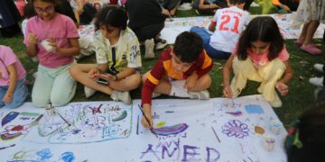 Polîsan xêzên zarokan asteng kirin