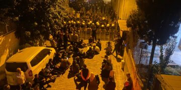 Polîsên Cizîrê bi bendan meşa li dijî tacizkaran asteng kirin