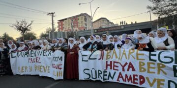 Ciwan ji bo azadiya Abdullah Ocalan li Amedê dimeşin
