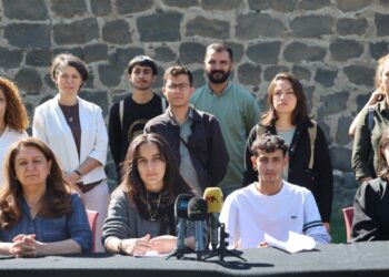 Platforma Ciwanên Welatparêz: Werin em bi Rêberê Azadiyê re azad bijîn!