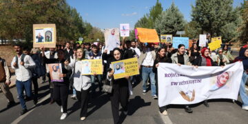 Xwendekarên Dîcleyê ji bo Rojîn Kabaîşê meşiyan