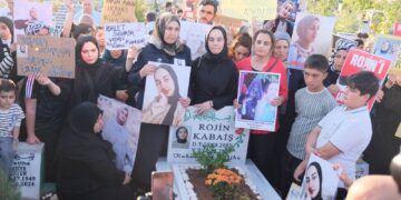 Li Amed û Îzmîrê ji bo Rojîn Kabaîş meşiyan