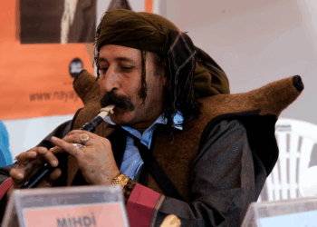 Bi cil û berg û bilûra xwe bala pêşengehê dikişîne