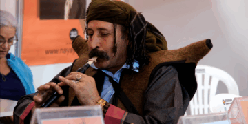 Bi cil û berg û bilûra xwe bala pêşengehê dikişîne