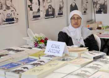 Dayika ku pirtûka kurê xwe îmze kir: Em dixwazin êdî aştî pêk were