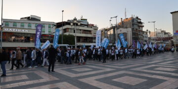 ‘Em ji bo Tirkiyeyeke demokratîk dimeşin’