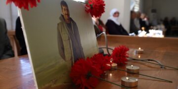 Şîna Azad Serxwebûn li Amedê hat danîn