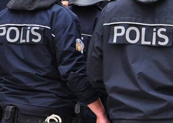 Du polîsên ku xelkê xapandin hatin girtin