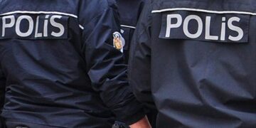 Du polîsên ku xelkê xapandin hatin girtin