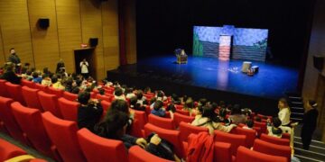 Tutê Zarokîstanî tîyatro de ameyî têhet