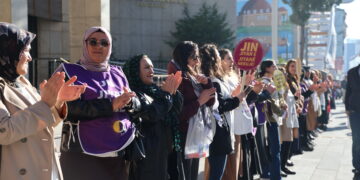 Jinan li Wanê zincîra mirovan pêk anî