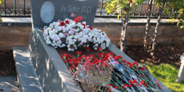 Tahir Elçî li ser gora xwe hate bibîranîn