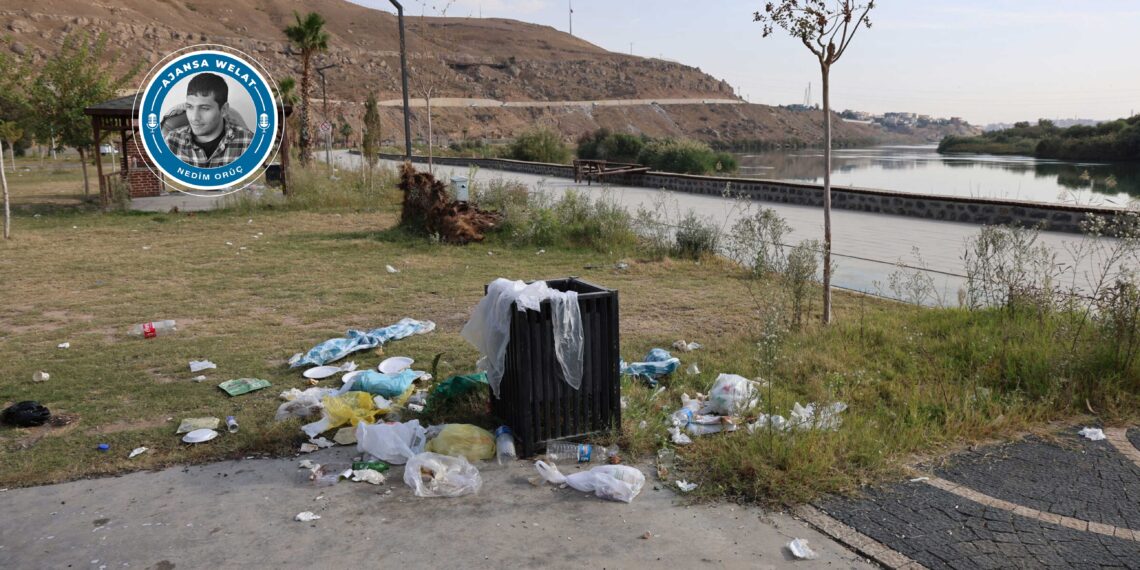 Parka qeyim daye weqfa cendirmeyan di nava çopê de ye