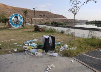 Parka qeyim daye weqfa cendirmeyan di nava çopê de ye