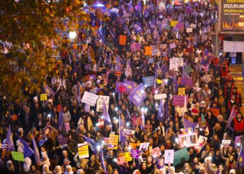 Li Amedê meşa 25ê Mijdarê: Em ê civakek azad ava bikin