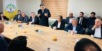 Ahmet Ozer DEM Partîyî zîyaret kerd