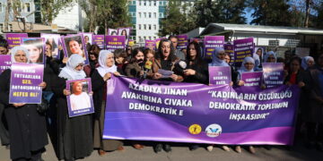 ‘Azadiya jinên girtî bi destê lîjneyan tê astengkirin’