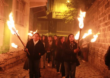 Li Sûrê bi meşaleyan meşiyan