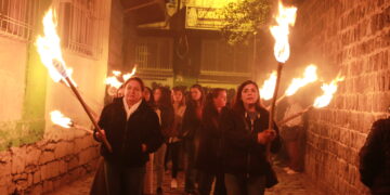 Li Sûrê bi meşaleyan meşiyan