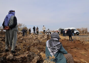 Leşkeran ji bo şîrketa madenê avêt ser gund: Em ê rê nedin talanê