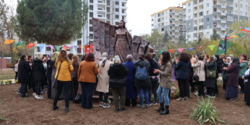 Peykera ‘Jinên Têkoşer’ diyarî hemû jinan hat kirin
