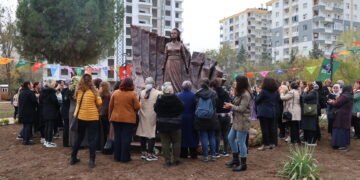 Peykera ‘Jinên Têkoşer’ diyarî hemû jinan hat kirin