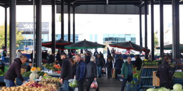 Ne bazarvan dikarin bifiroşin ne jî gel dikare bikire