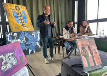 Berhemên xwe yên girtîgehê nîşan da