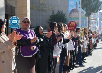 ‘Divê em jin bi têkoşînê xwe azad bikin’