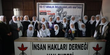 Dayikên Aştiyê: Em dixwazin biçin Îmraliyê û Serokê xwe bibînin