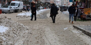 Kolanên sûka Wanê di bin berfê de man