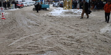 Kolanên sûka Wanê di bin berfê de man