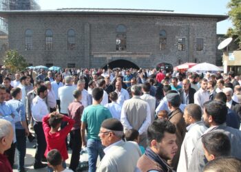 Şêniyên Amedê: Tevahiya girtekên Îmraliyê parve bikin