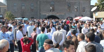 Şêniyên Amedê: Tevahiya girtekên Îmraliyê parve bikin