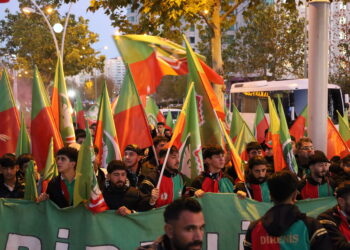 Alîgirên Amedsporê beriya maçê meş li dar xistin