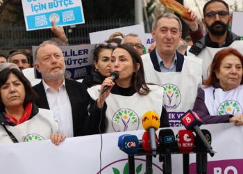 Meşvanan  li ber meclisê bang kir: Ji şer re na ji aştiyê re budçe