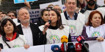 Meşvanan  li ber meclisê bang kir: Ji şer re na ji aştiyê re budçe