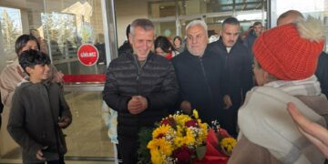 Metîn Toprak piştî 30 salan bi kulîlkan hate pêşwazîkirin