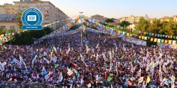 Amed carek din mazûvaniya mitîngek dîrokî dike