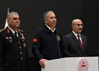 Polîsan û DAIŞê şer kir: 3 polîs mirin