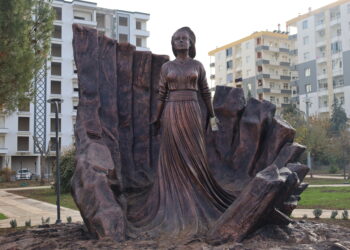 Êrişî peykera “Jinên Têkoşer” kirin